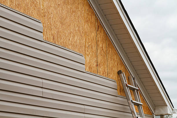 Professional Vinyl Siding technician working in Peyton, CO